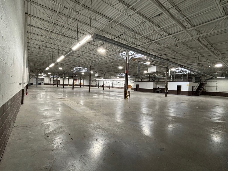 More Photos Of 340 Nagel Dr, Cheektowaga Distribution For Lease