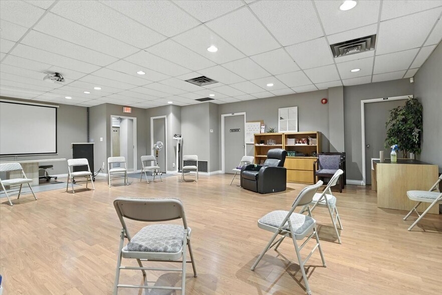 More Photos Of 372 King St, Oshawa Medical For Lease