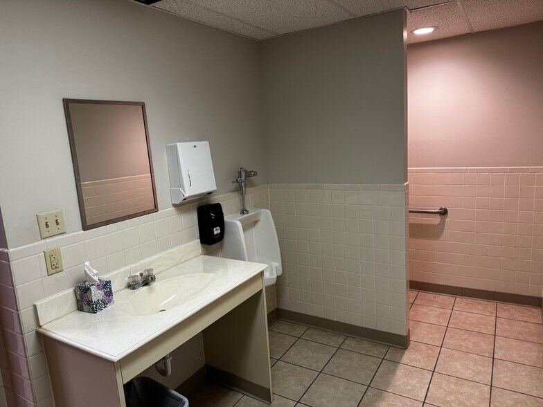 More Photos Of 4228 S Hocker Dr, Independence Office For Sale