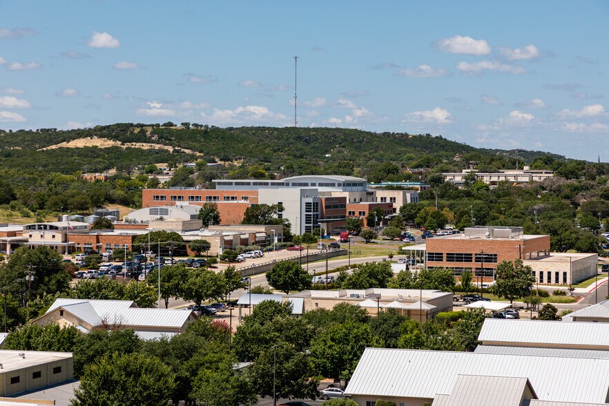 More Photos Of 222 S Sidney Baker St, Kerrville Office For Sale