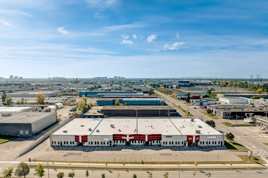 Primary Photo Of 3148-3178 Boul Industriel, Laval Flex For Lease