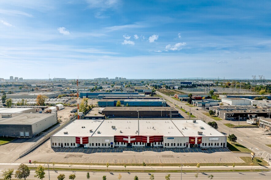 More Photos Of 3148-3178 Boul Industriel, Laval Flex For Lease