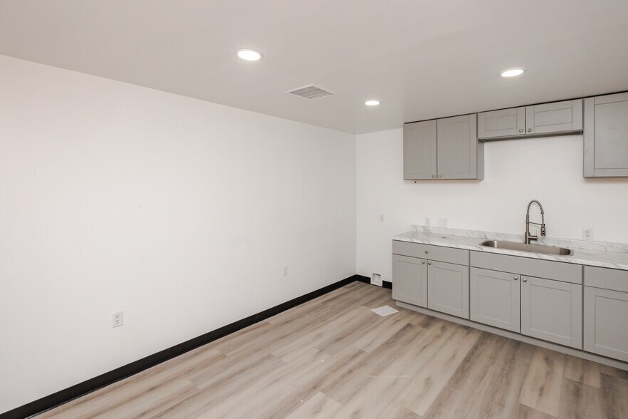 More Photos Of 1851 Commander Dr, Lake Havasu City Freestanding For Lease