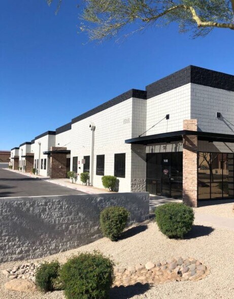 More Photos Of 1506 W Whispering Wind Dr, Phoenix Warehouse For Lease