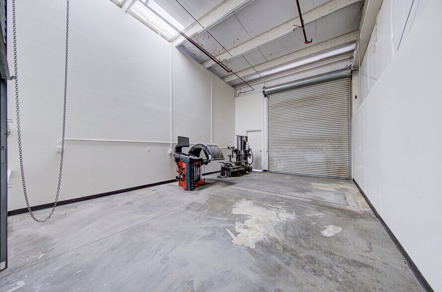 More Photos Of 4625 Wible Rd, Bakersfield Auto Dealership For Lease