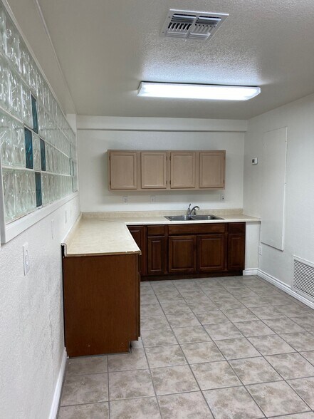 More Photos Of 4045 W Quail Ave, Las Vegas Warehouse For Lease