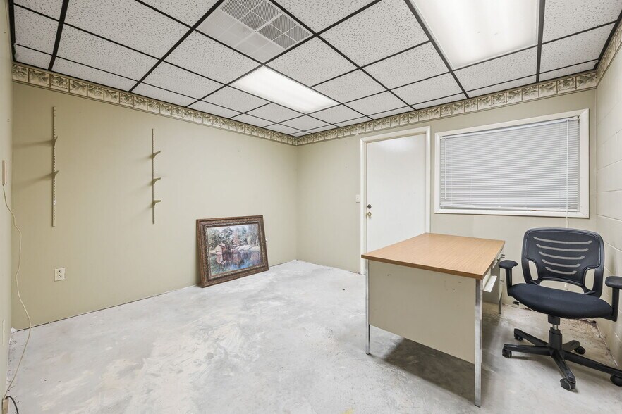 More Photos Of 832 Allardt Hwy, Jamestown Showroom For Sale