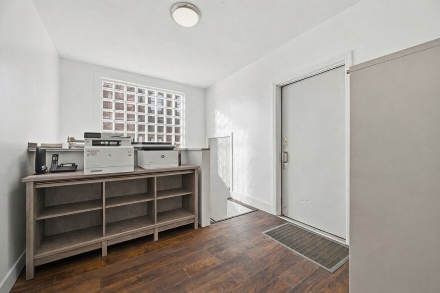 More Photos Of 2404 Saw Mill Run Blvd, Pittsburgh Storefront For Sale