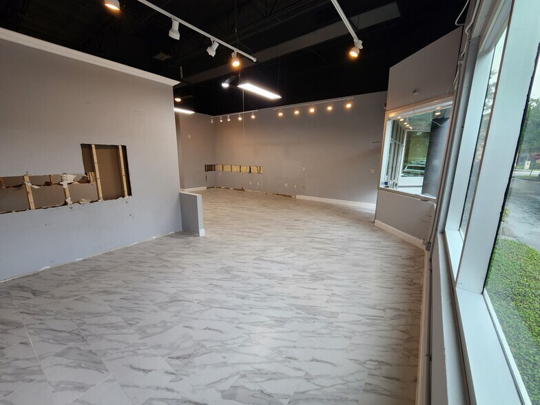 More Photos Of 7901 Kingspointe Pky, Orlando Showroom For Sale