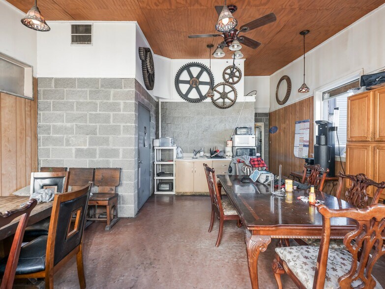 More Photos Of 1205 Industrial Blvd, Gainesville Warehouse For Sale