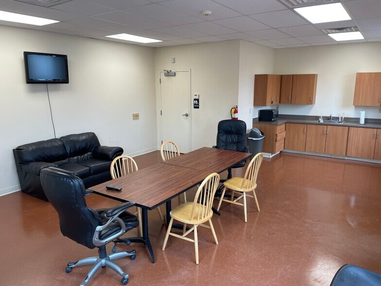 More Photos Of 200 Old County Cir, Windsor Locks Warehouse For Lease