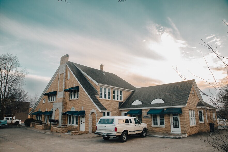 More Photos Of 355 N College Ave, Fayetteville Office For Sale