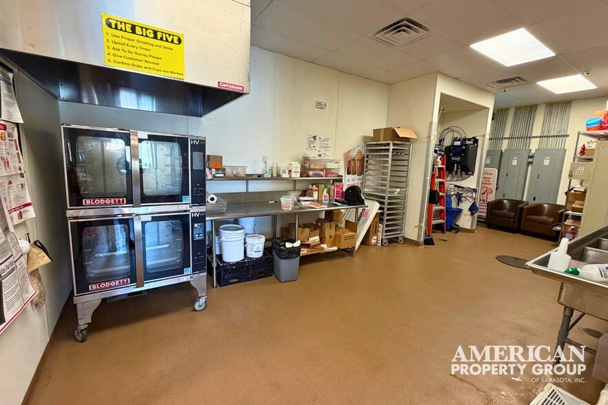 More Photos Of 7942 N Tamiami Trl, Sarasota Freestanding For Sale