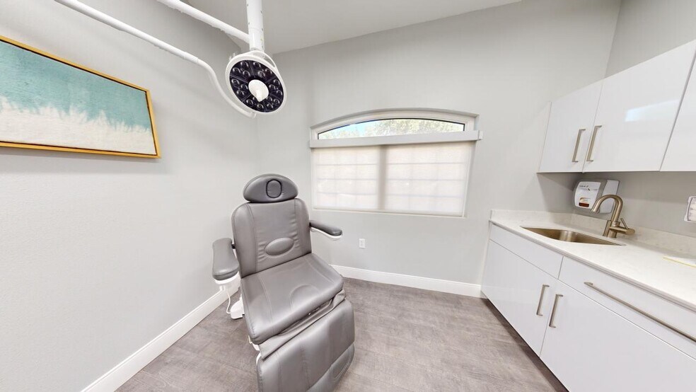 More Photos Of 85 Bay Bridge Dr, Gulf Breeze Medical For Sale