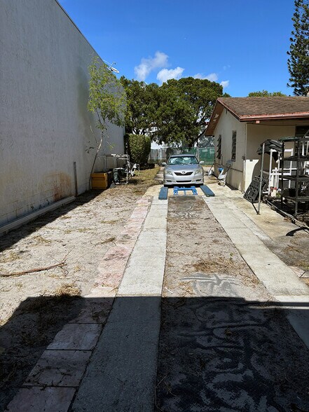 More Photos Of 1010 NW 52nd St, Fort Lauderdale Light Manufacturing For Sale