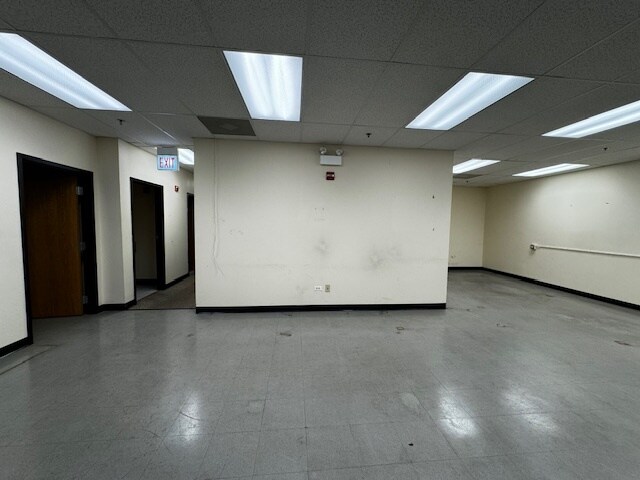 More Photos Of 2760 Beverly Dr, Aurora Warehouse For Lease