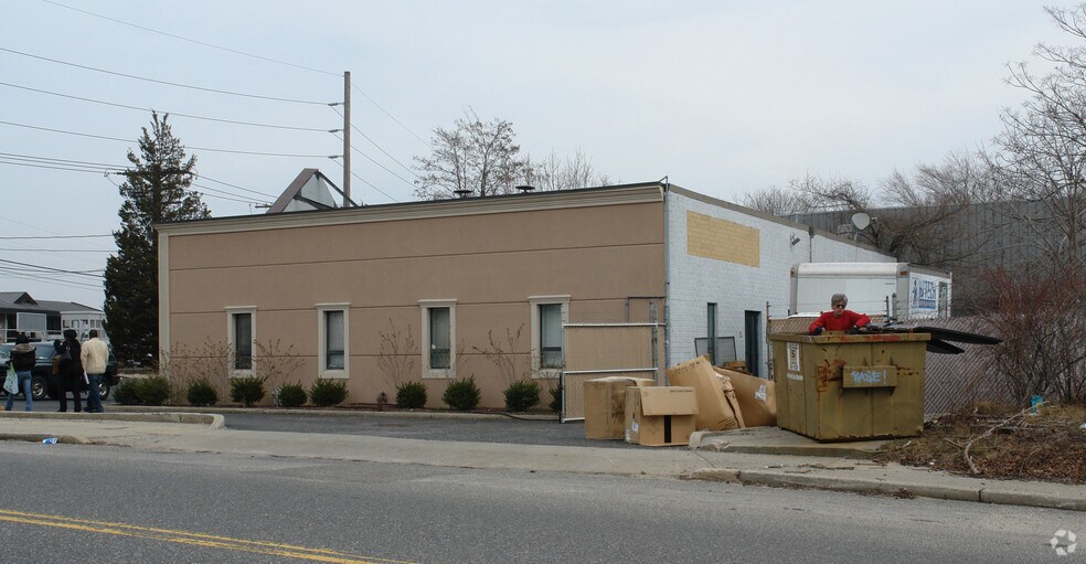 More Photos Of 670 Pine Aire Dr, Deer Park Warehouse For Lease