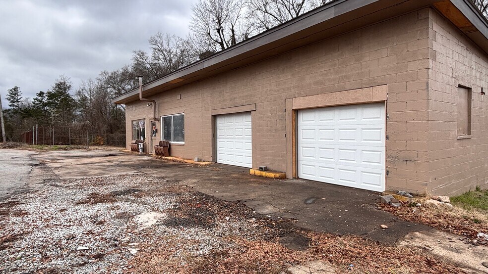 More Photos Of 919 E South 6th St, Seneca Specialty For Sale