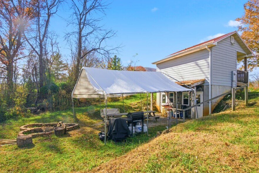 More Photos Of 204 Douglas Ln, Pearisburg Hospitality For Sale