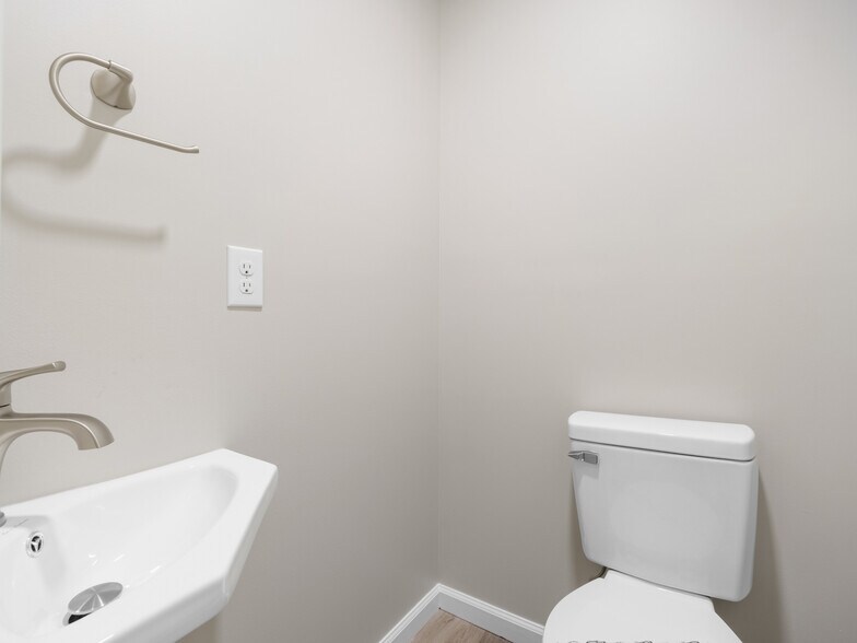 More Photos Of 3261 New Bern Hwy, Jacksonville Light Distribution For Sale