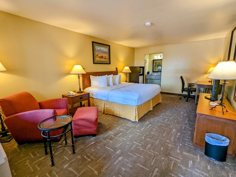 More Photos Of 207 US Highway 77 S, Hallettsville Hotel For Sale