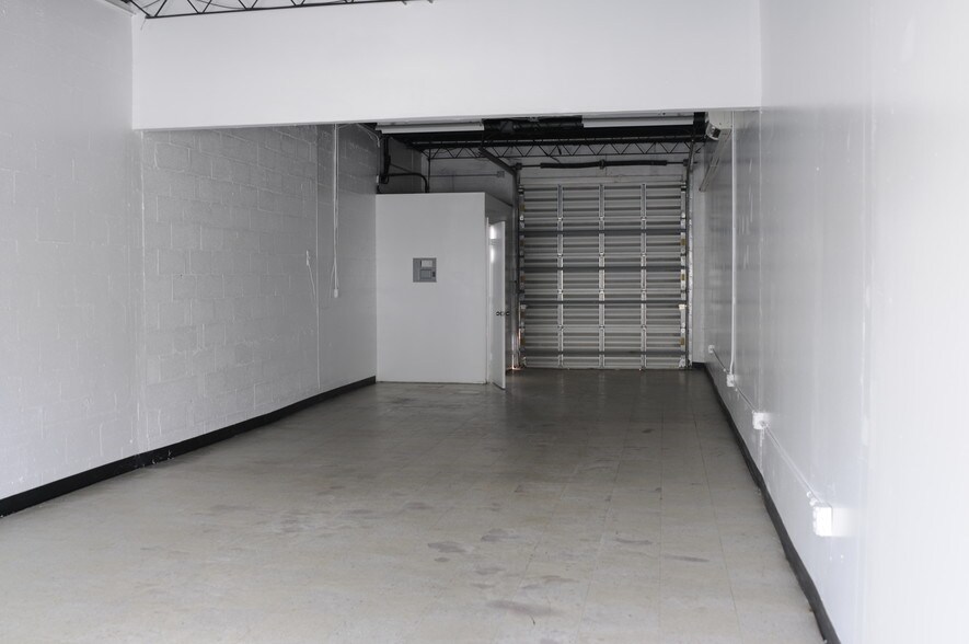 More Photos Of 942-984 S Deerfield Ave, Deerfield Beach Showroom For Lease