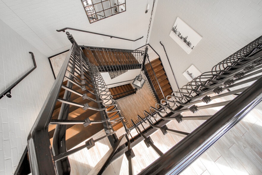 More Photos Of 80 Main St, New Canaan Storefront For Lease