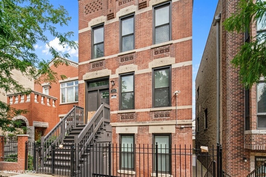 Primary Photo Of 2014 W McLean Ave, Chicago Apartments For Sale