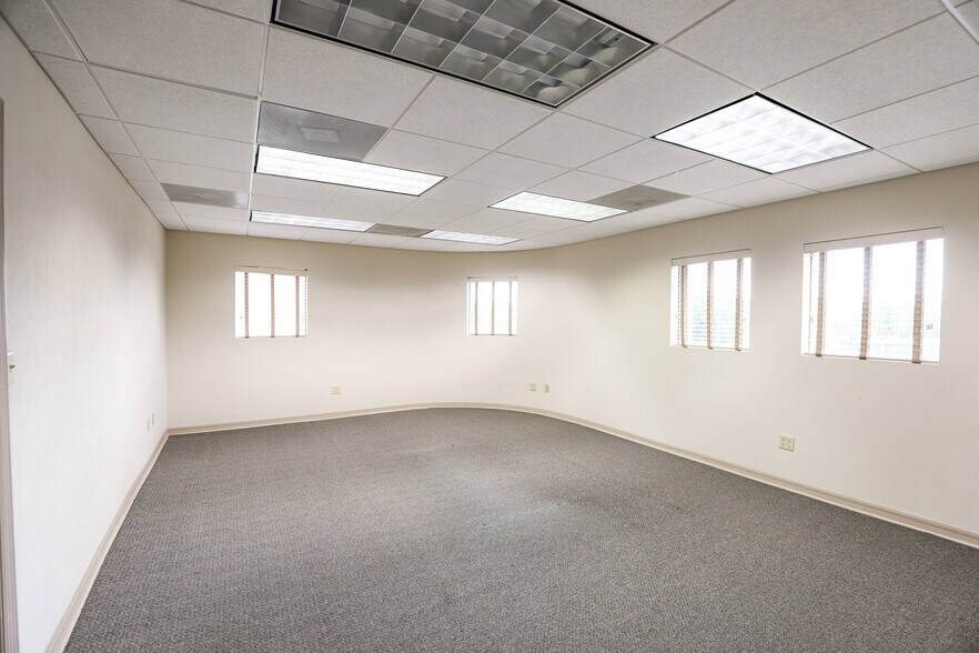 More Photos Of 200-204 W University Ave, Gainesville Office For Lease