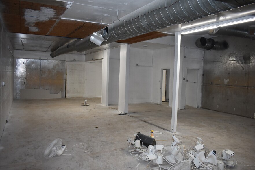 More Photos Of 5273-5275 E Washington Blvd, Commerce Warehouse For Lease