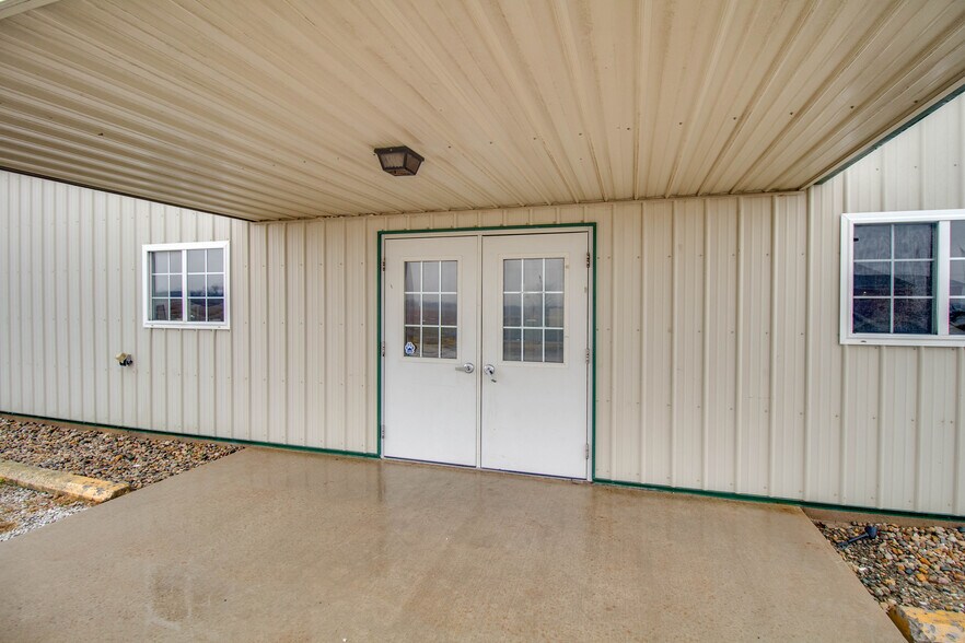 More Photos Of 22987 Cherry Ln, Jerseyville Storefront For Sale