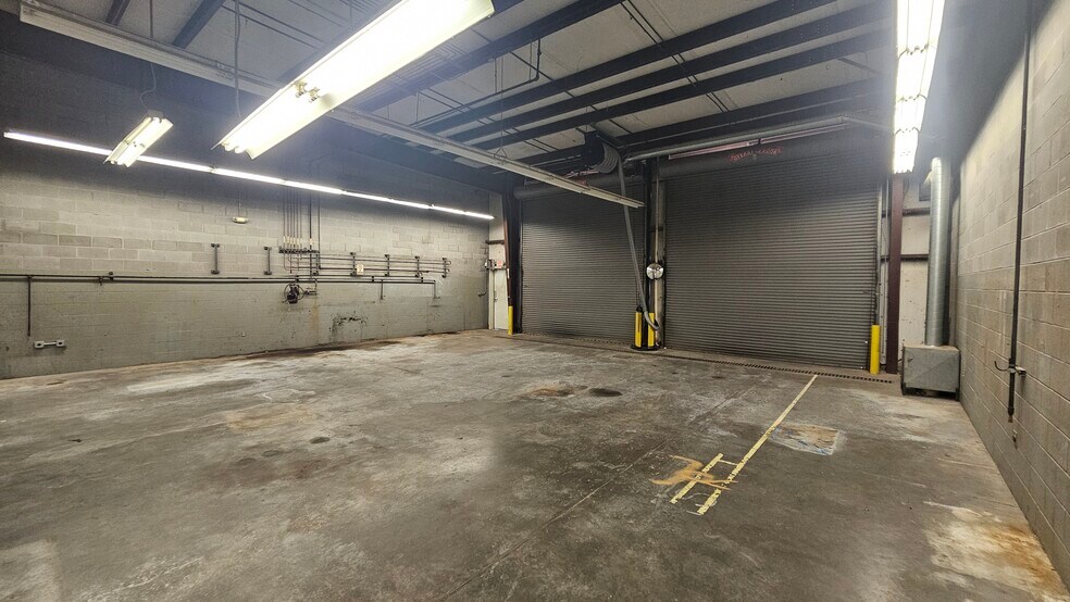 More Photos Of 2701 Southridge Dr, Wichita Falls Distribution For Lease