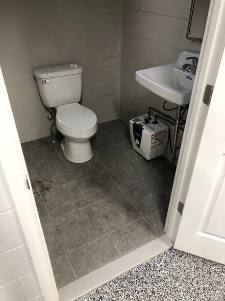 More Photos Of 1015 W Graham Rd, Richmond Office For Lease