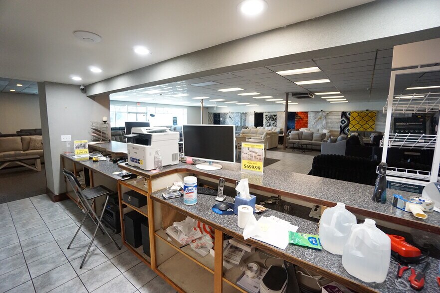 More Photos Of 802 E Nob Hill Blvd, Yakima Freestanding For Lease