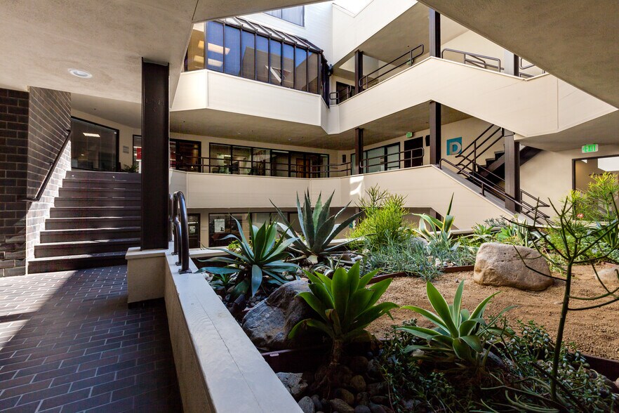 More Photos Of 860 Via de la Paz, Pacific Palisades Office Residential For Lease