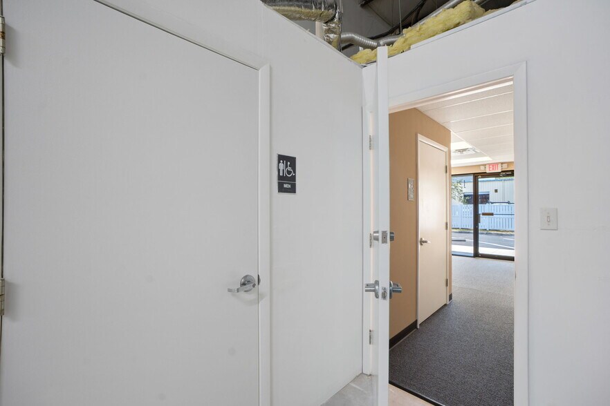 More Photos Of 8141 Blaikie Ct, Sarasota Warehouse For Lease