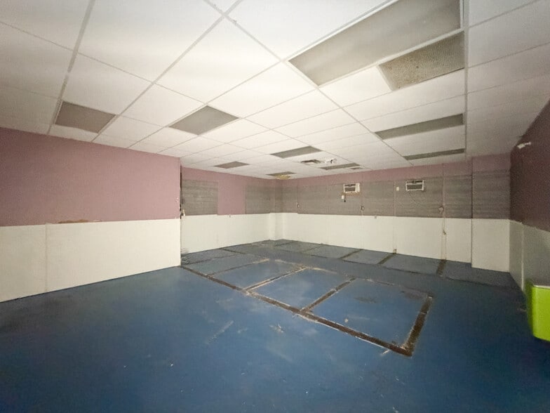 More Photos Of 900 W Chapel Rd, Asheville Showroom For Sale