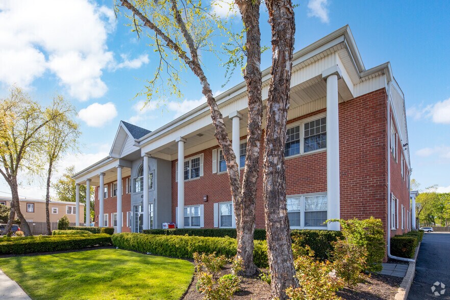 More Photos Of 475 E Main St, Patchogue Medical For Sale