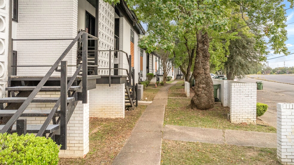 More Photos Of 3701-3743 Wesley Dr, Montgomery Apartments For Sale