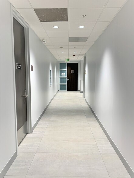 More Photos Of 5959 Waterford District Dr, Miami Office For Lease