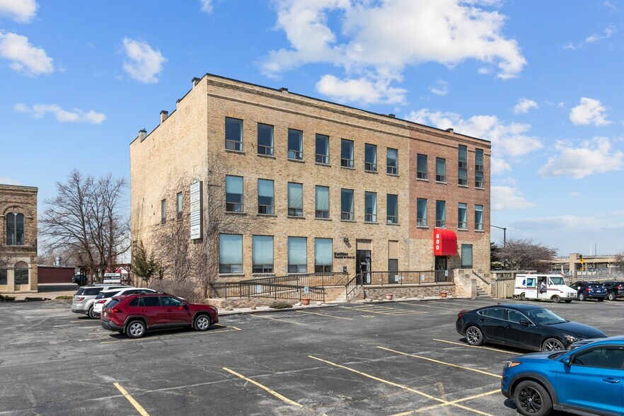 More Photos Of 600 S Main St, Oshkosh Office For Lease
