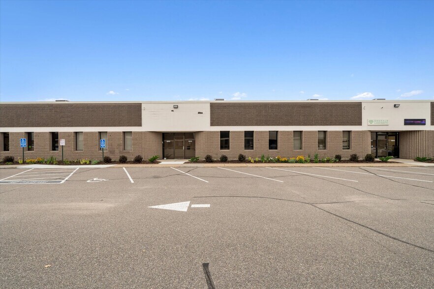 More Photos Of 9701-9727 Valley View Rd, Eden Prairie Showroom For Lease