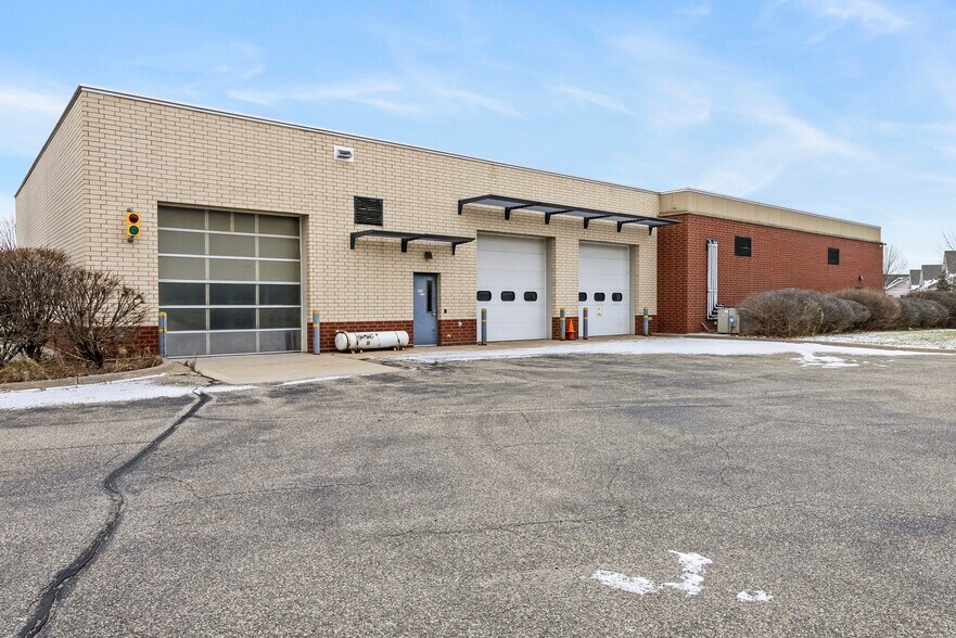 More Photos Of 11180 86th Ave N, Osseo Flex For Lease