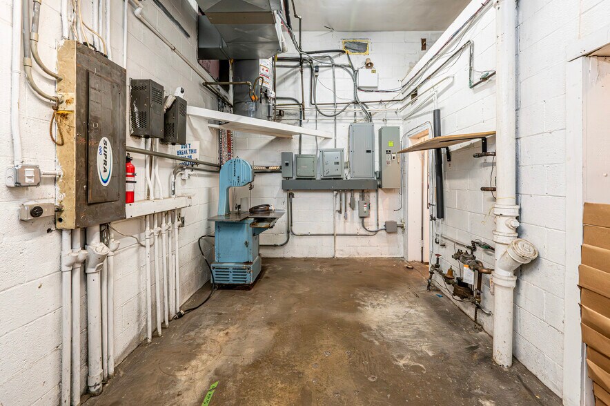 More Photos Of 305 Division St, Jeannette Distribution For Sale