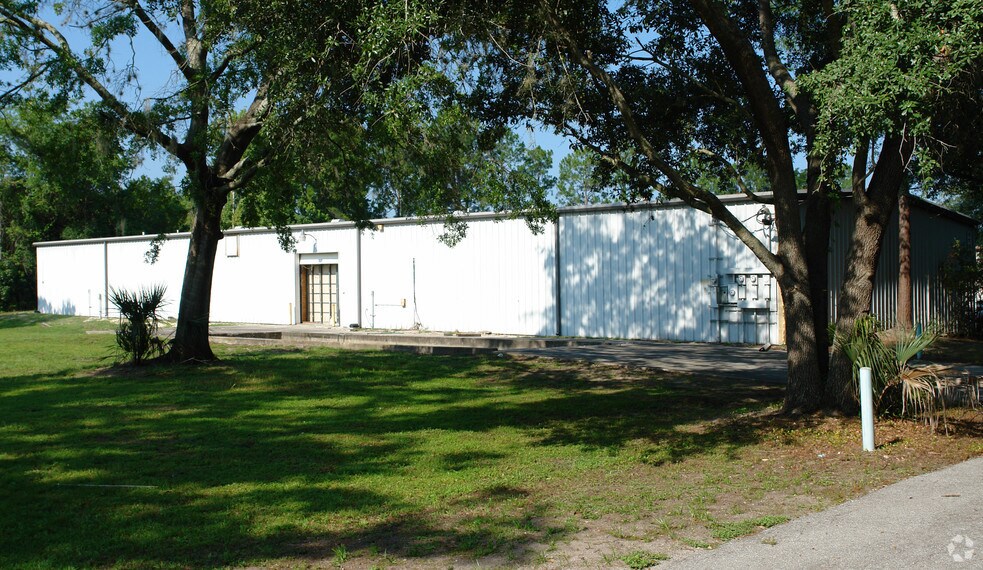 More Photos Of 100-106 Commerce St, Longwood Warehouse For Lease