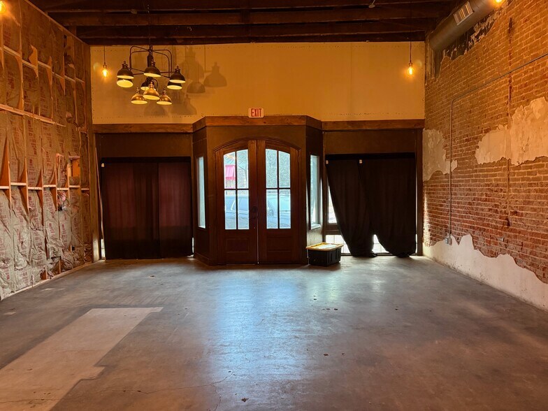 More Photos Of 217 W Main St, Tishomingo Storefront Retail Office For Lease