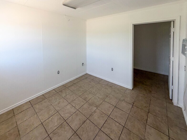 More Photos Of 4103 Kramer Ln, Texarkana Warehouse For Lease