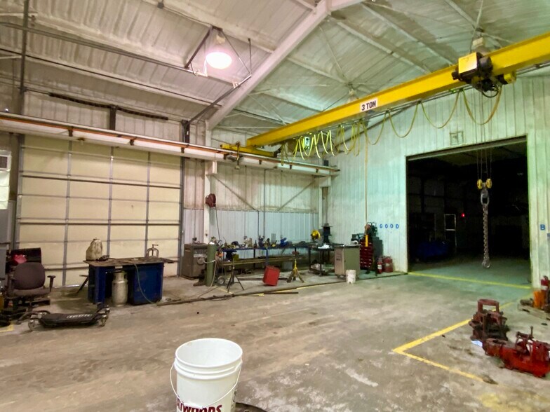 More Photos Of 1206 SE 4th St, Lindsay Manufacturing For Sale