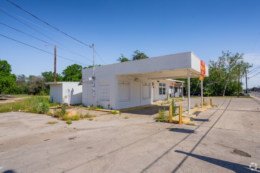 More Photos Of 600 S WW White Rd, San Antonio General Retail For Sale
