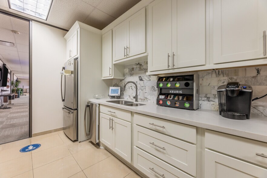 More Photos Of 9000 Gulf Fwy, Houston Office For Lease